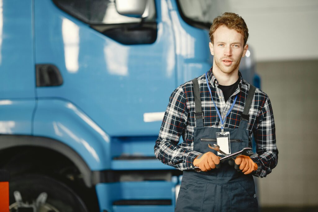 Mechanik serwisu TIR z kluczem – serwis opon ciężarowych