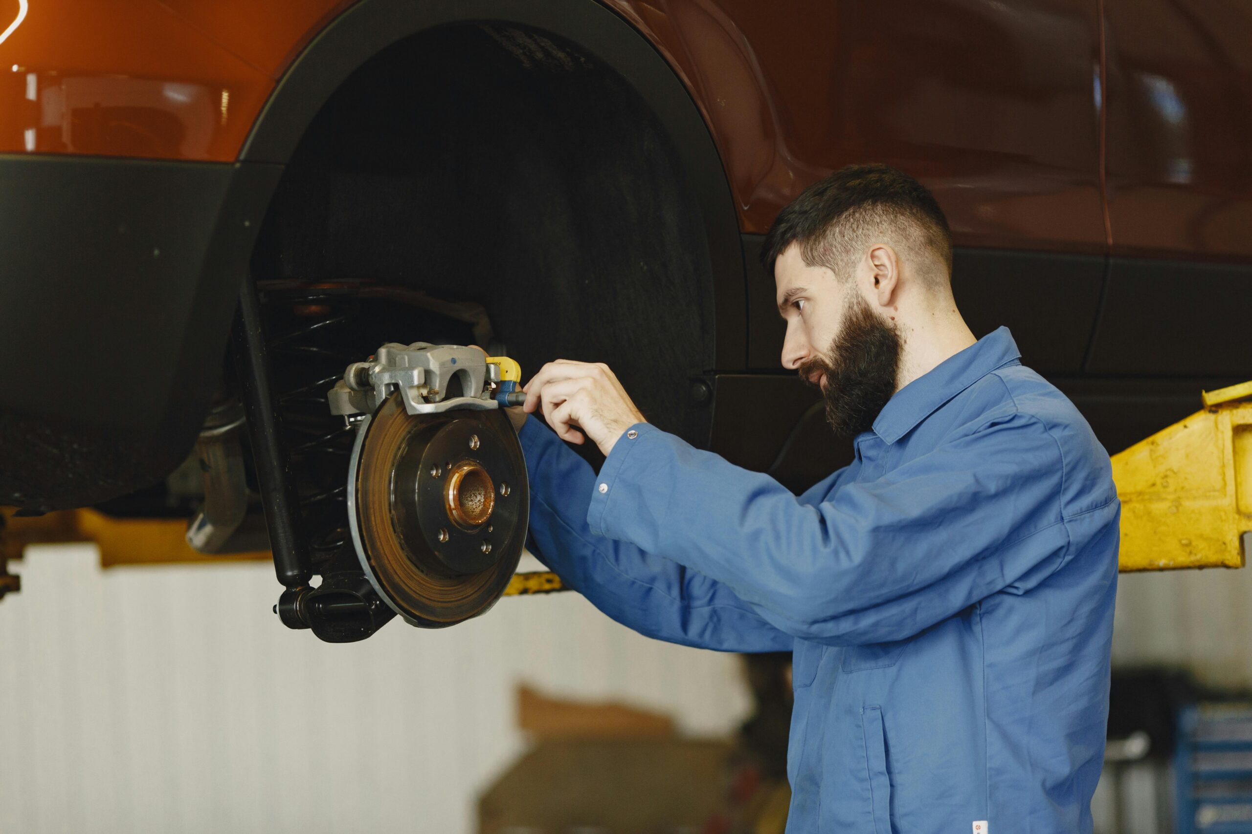 Mechanik sprawdza tarczę hamulcową i zacisk – serwis układu hamulcowego