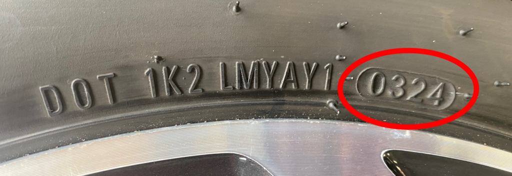 Kod DOT 1K2 LMYAY1 0324 na boku opony — data produkcji 2024 tydzień 3
