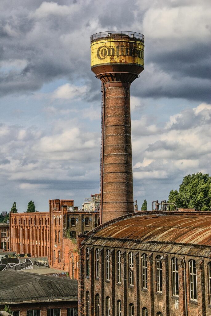 Historyczna wieża fabryki Continental z logo marki — Hannover