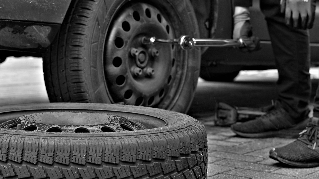 Mechanik montuje koło samochodowe – wymiana opony