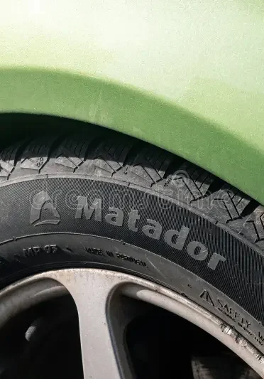 Opona zimowa Matador zamontowana na zielonym samochodzie