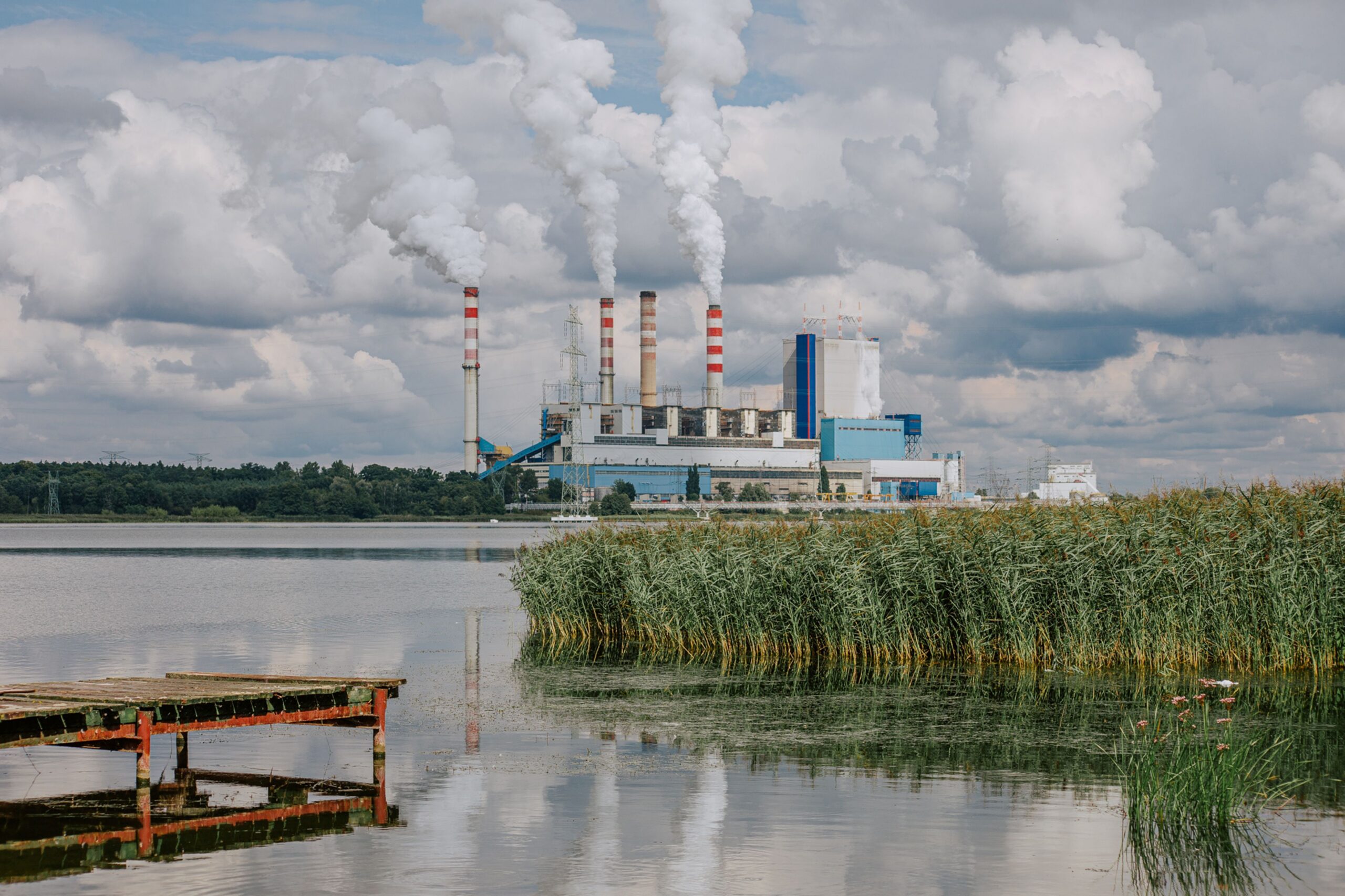 Elektrownia z kominami nad jeziorem — pojazdy przemysłowe i energetyczne