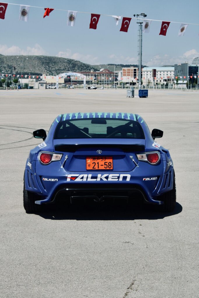 Niebieski samochód sportowy Toyota GT86 z logo Falken Tyres z tyłu