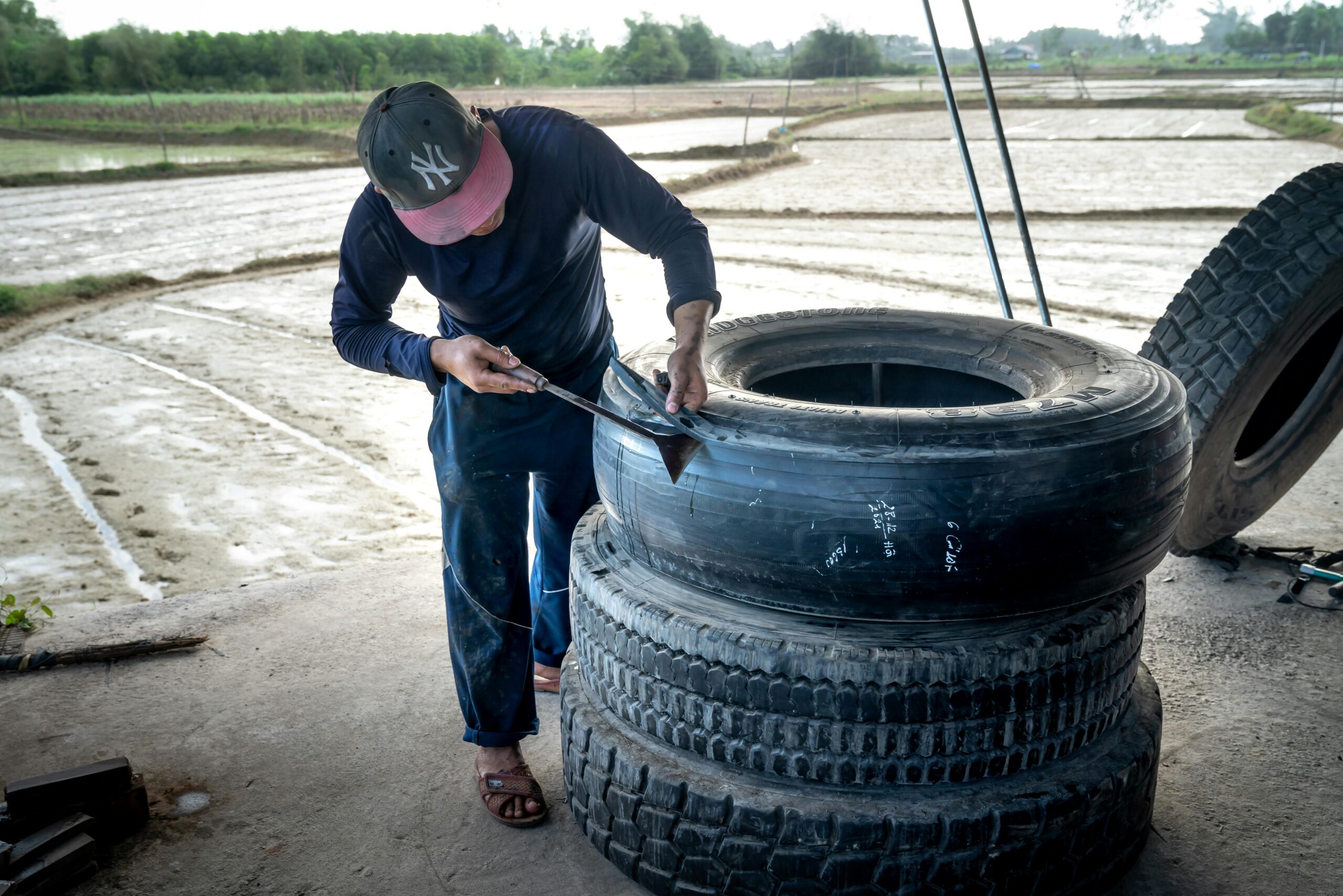 Mechanik przy oponach ciężarowych – serwis ogumienia TIR