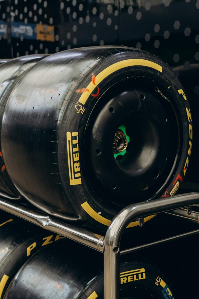 Opony Pirelli Formuły 1 na stojaku w boksach wyścigowych