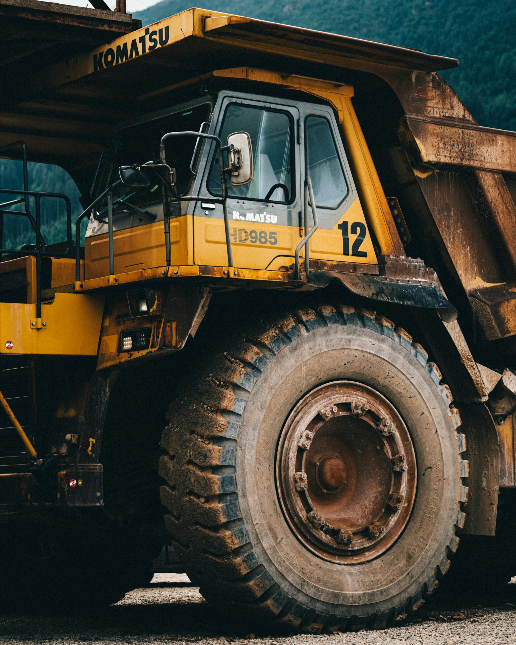 Żółta wywrotka Komatsu na placu budowy lub kopalni