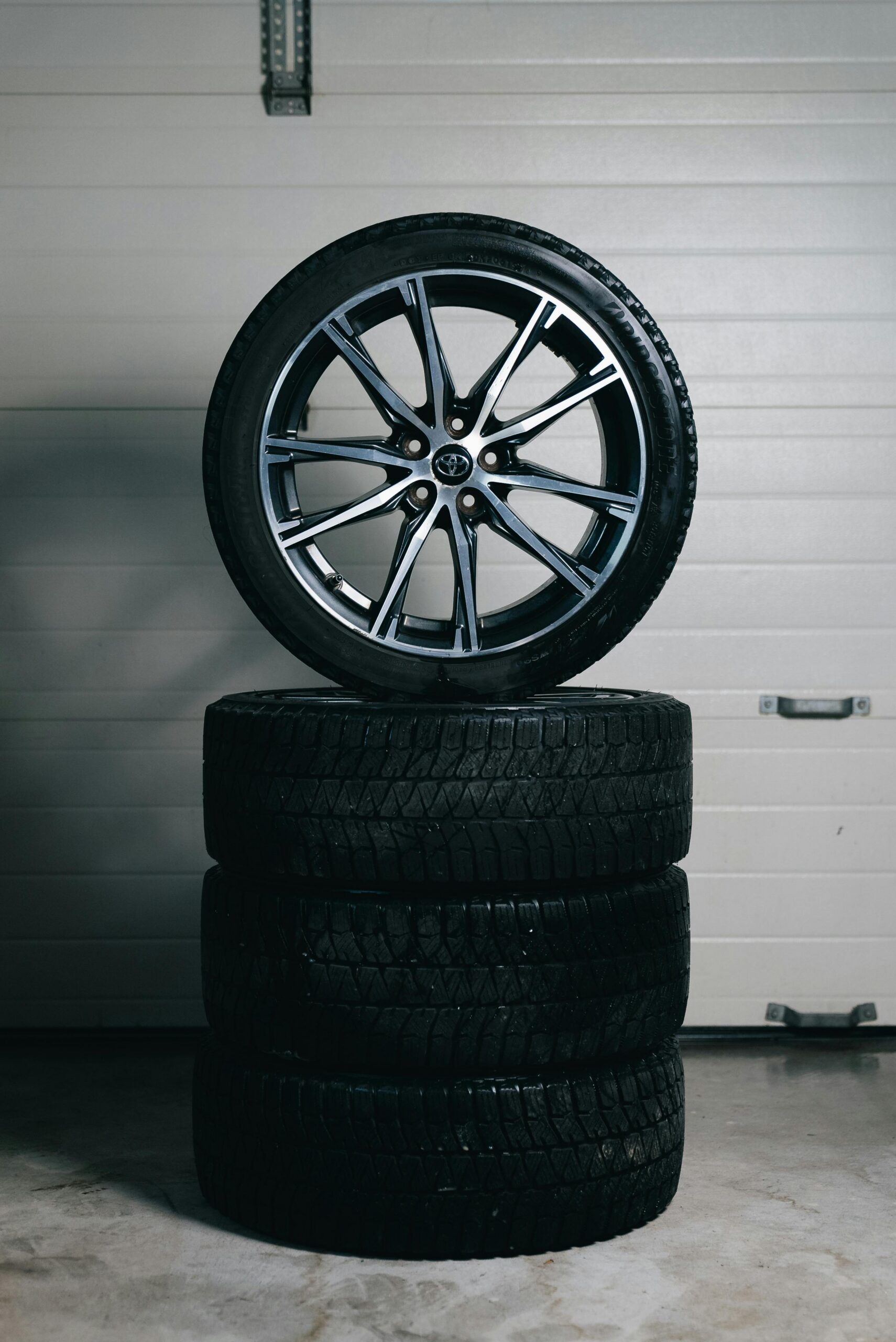 Komplet czterech opon z aluminiową felgą sportową