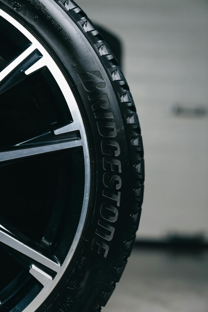 Opona Bridgestone na czarno-srebrnej feldze aluminiowej — zbliżenie