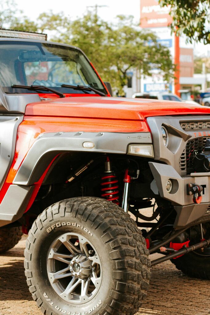 Pomarańczowa terenówka z oponami BFGoodrich off-road i zawieszeniem sportowym