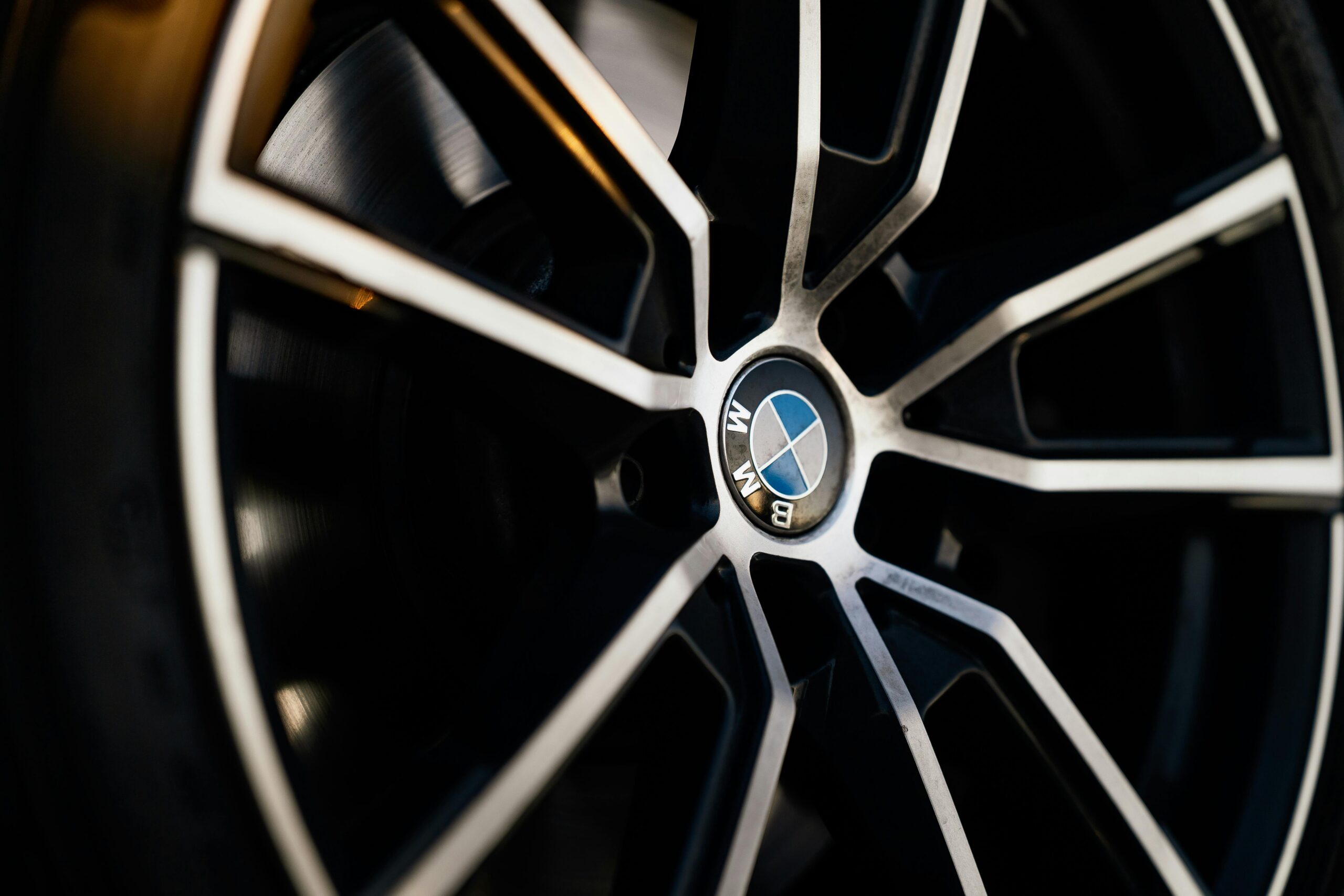 Felga aluminiowa BMW – zbliżenie na logo i wzór szprychy