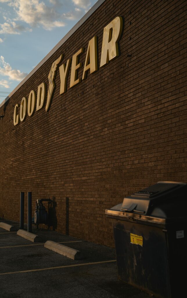 Budynek z logo Goodyear na ceglane ścianie o zmierzchu
