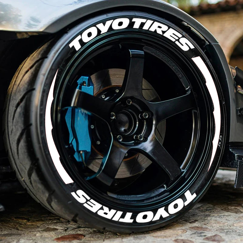 Opona Toyo Tires z białymi napisami na czarnej sportowej feldze z niebieskim zaciskiem
