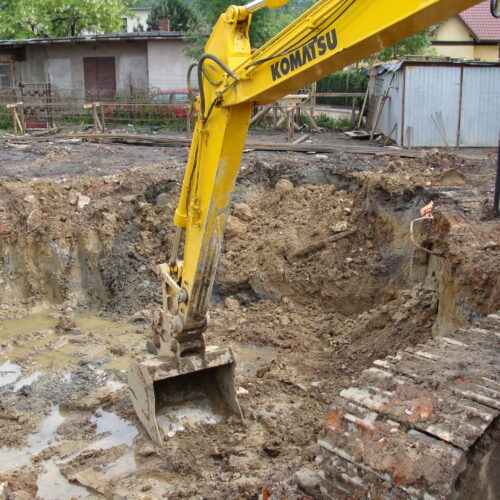 Koparka Komatsu podczas kopania fundamentów pod nowy serwis opon Cezar w Inwałdzie