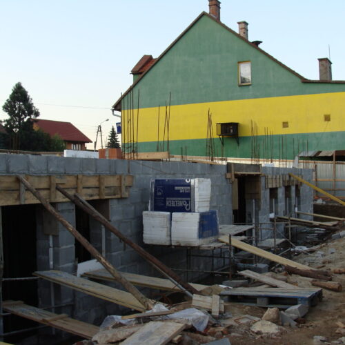 Ściany fundamentowe z pustaków podczas budowy serwisu opon Cezar, Andrychów