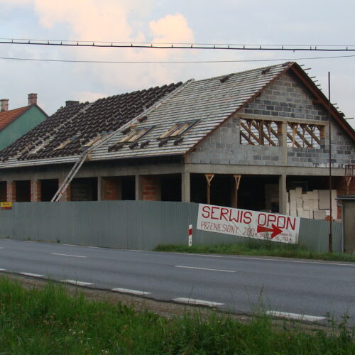 Pokrycie dachu dachówką na nowym budynku serwisu opon Cezar, Andrychów