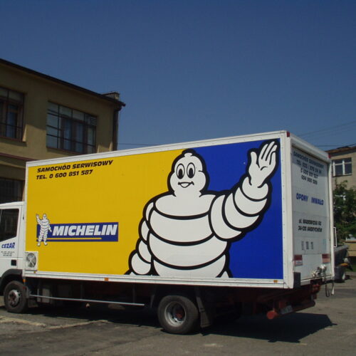 Samochód dostawczy z grafiką Michelin i logo Cezar na karoserii